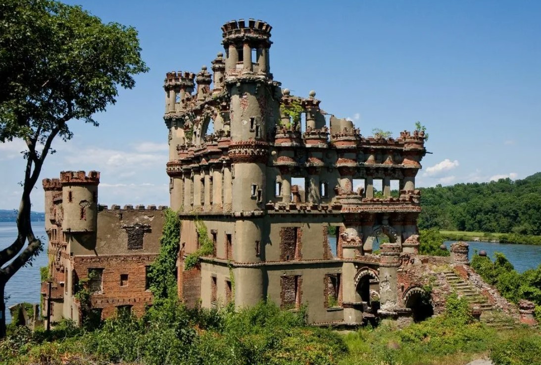 Почему разрушались замки - от войн до мести богов