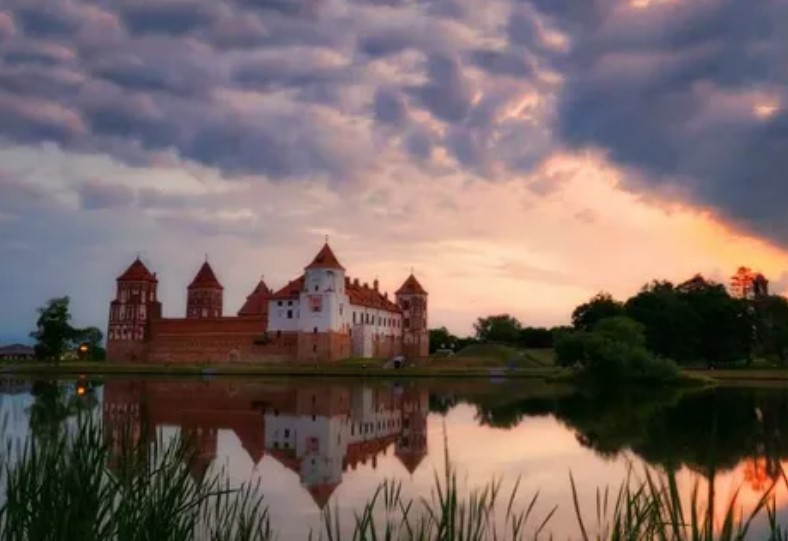 Замки и Вода - Болотные крепости и проклятия озер