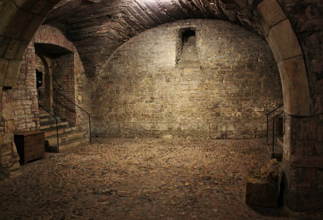 Замковые тайны - скрытые подземелья, колодцы и ловушки