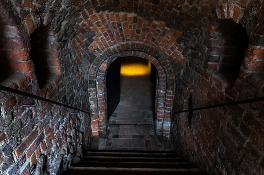 Замковые тайны - скрытые подземелья, колодцы и ловушки