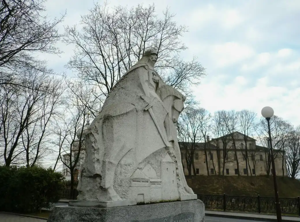 Что скрывает 9-тонный Памятник Давыду Городенскому в Гродно