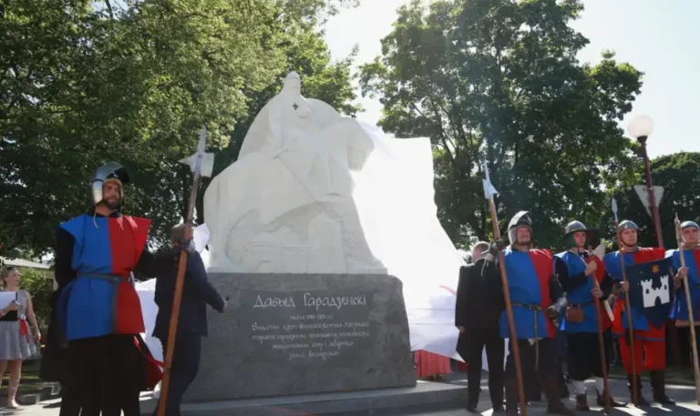 Что скрывает 9-тонный Памятник Давыду Городенскому в Гродно