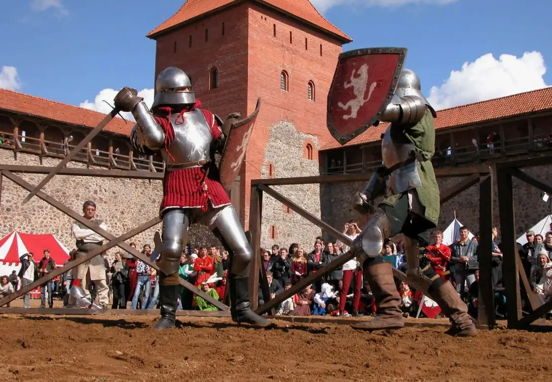 Лидский замок - Рыцарские турниры и легенда о влюбленном зодчем