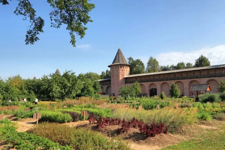 Монастырские комплексы - Центры духовности и культуры.