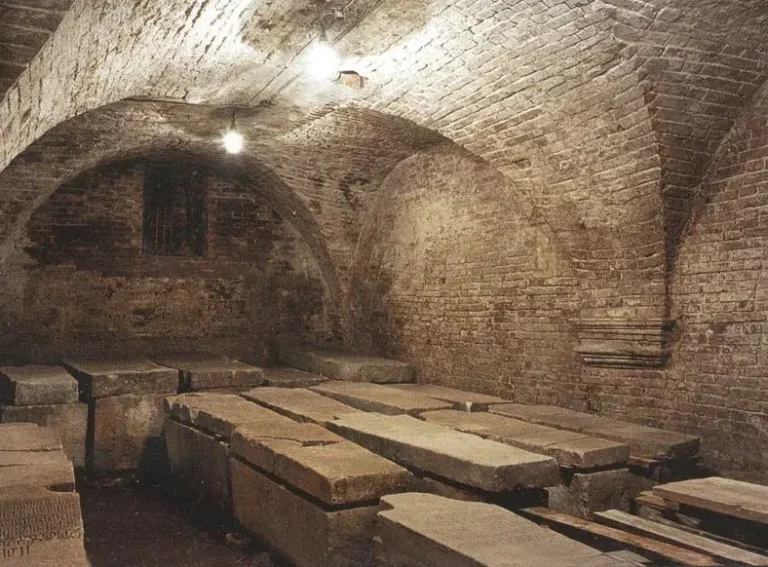 Тайны монастырских лабиринтов и усыпальниц