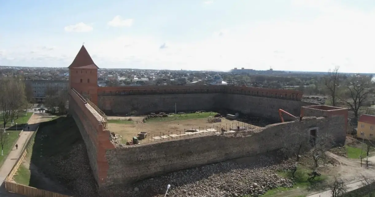 Лида впечатляет замком и атмосферой средневековой старины Лида впечатляет замком и атмосферой средневековой старины
