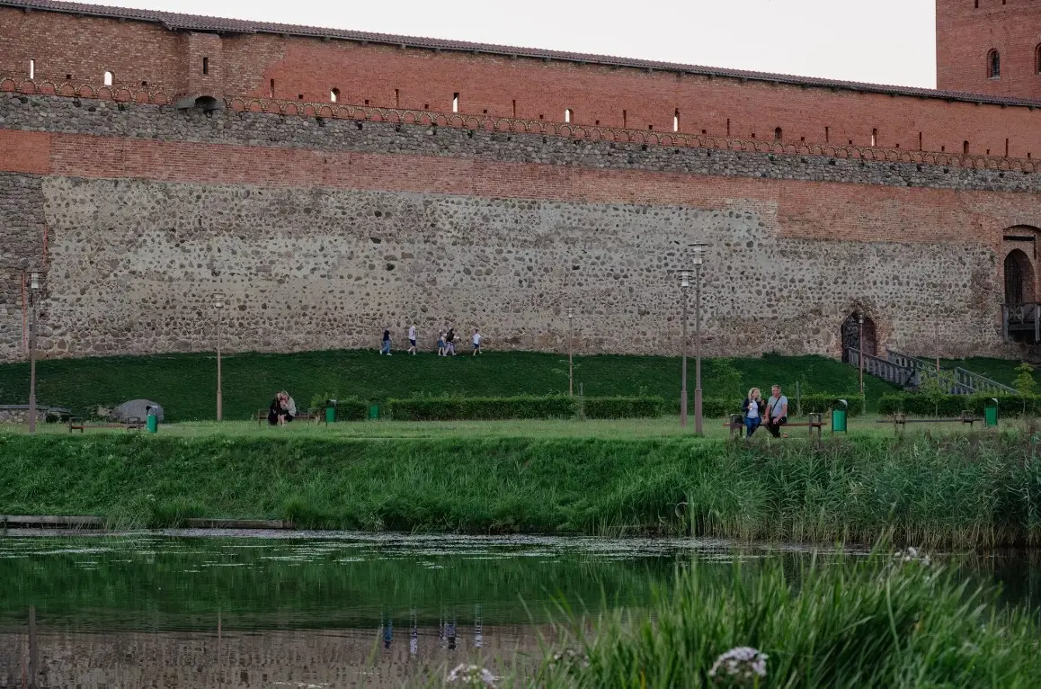 Лида впечатляет замком и атмосферой средневековой старины Лида впечатляет замком и атмосферой средневековой старины