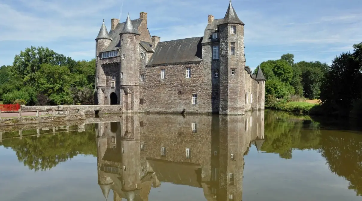 Замки и Вода - Болотные крепости и проклятия озер Замки и Вода - Болотные крепости и проклятия озер